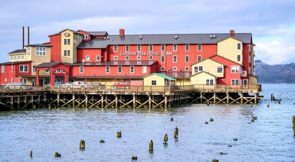 The Cannery Pier Hotel In Oregon Sits Right Over The Columbia River And It’s Stunning