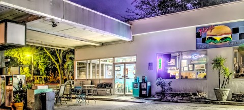 Everyone Goes Nuts For The Hamburgers At This Nostalgic Eatery In Florida