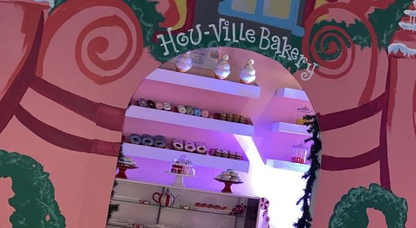 Your Heart Will Grow Two Sizes After Visiting The “Hou-Ville” Indoor Christmas Village In Texas