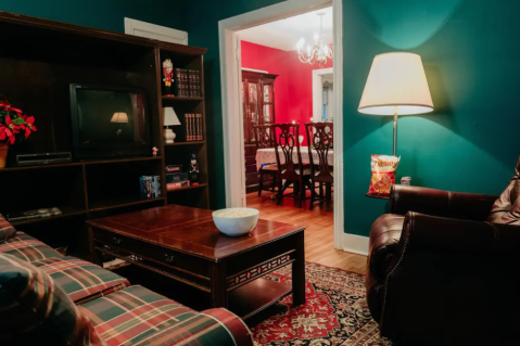 This Home Alone Themed Airbnb In Texas Is The Epitome Of Christmas Nostalgia