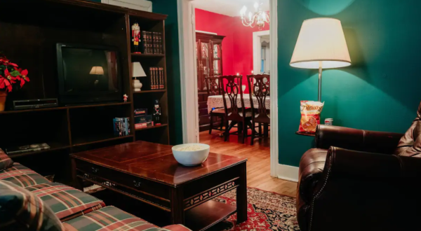This Home Alone Themed Airbnb In Texas Is The Epitome Of Christmas Nostalgia