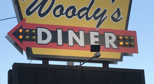 Revisit The Glory Days At Woody’s Diner, A 50s-Themed Restaurant In Illinois