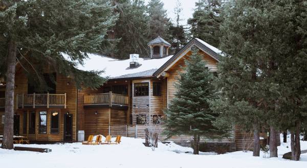 Forget The Resorts, Rent This Charming Waterfront Lodge In Oregon Instead