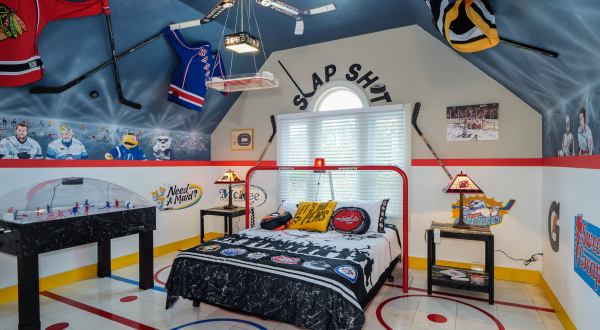 Florida’s Lake Louisa Chateau Is A Sports-Themed Vacation House Big Enough For The Entire Family