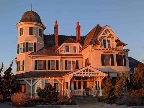 The History Behind This Hotel In Rhode Island Is Both Eerie And Fascinating