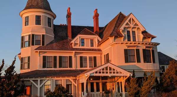 The History Behind This Hotel In Rhode Island Is Both Eerie And Fascinating