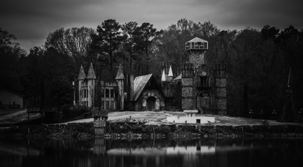 A Far Cry From Its Regal Days, McGee’s Castle In Mississippi Is Abandoned And Slowly Fading Away          