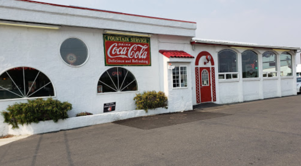There’s A 1950s Themed Diner Hiding In This Small Washington Town, And It’s A True Gem