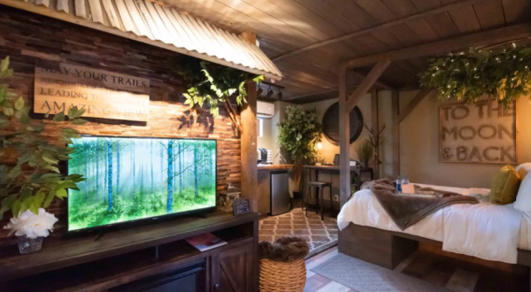 Spend The Night In This Forested Treehouse-Themed Room In Florida