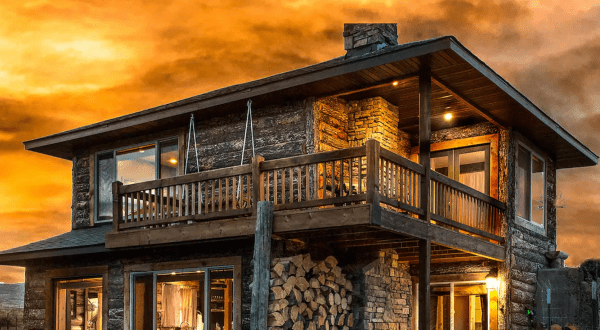 Soak In A Hot Tub Surrounded By Natural Beauty At These 5 Cabins In Montana