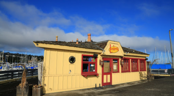 LouLou’s Is A Tiny, 4-Table Cafe In Northern California Where The Pancakes Are Downright Massive