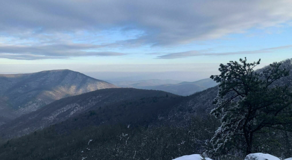 Bearfence Trail Is A Short And Sweet Mountain Trail In Virginia With 360-Degree Winter Views