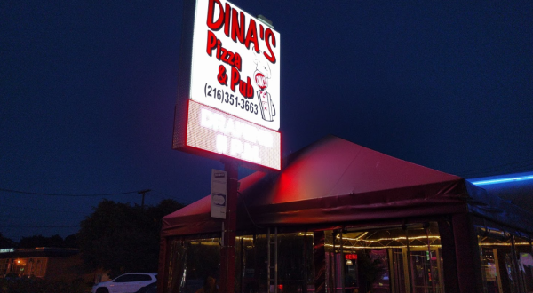 The Wings At Dina’s Pizza And Pub In Cleveland Are So Good You’ll Want A Second Serving