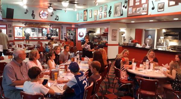 Revisit The Glory Days At This 50s-Themed Restaurant In Missouri