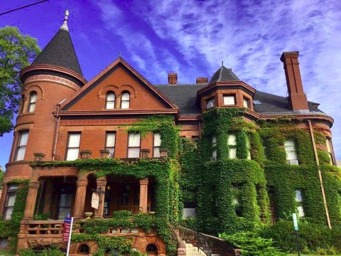 Dubuque Is Allegedly One Of Iowa's Most Haunted Small Towns