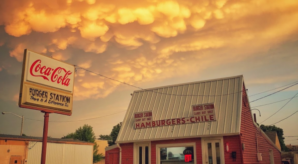 Make A Mess With Chili Cheeseburgers At Burger Station In Kansas