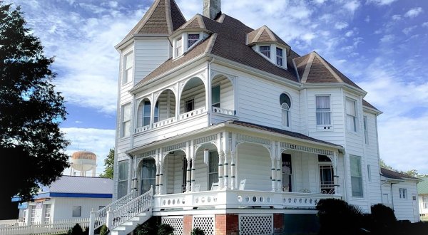 Stay The Weekend At A Historic Bed And Breakfast Built In 1895 At The Victorian On Main In Illinois