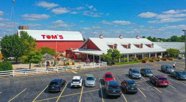 The One-Of-A-Kind Tom’s Farm Market In Illinois Serves Up Fresh Homemade Pie To Die For