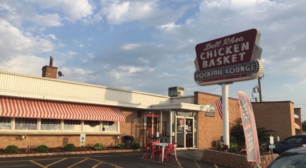 An Amazing Stop On Illinois’ Historic Route 66, Dell Rhea’s Chicken Basket Has Been A Local Hit Since The 1940s