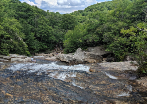 The Gorgeous 2.9-Mile Hike In North Carolina's Blue Ridge Mountains That Will Lead You Into A Ravine And Past A Waterfall