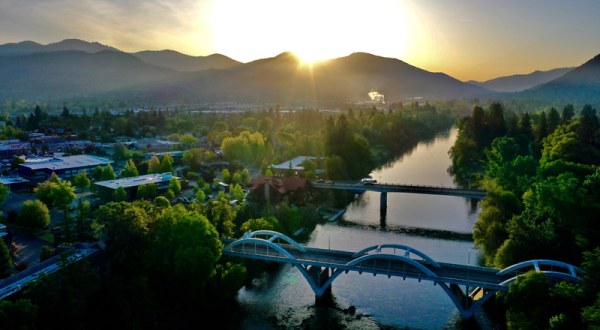 Grants Pass Is A Gorgeous Oregon Town With A Wild River Running Right Through It