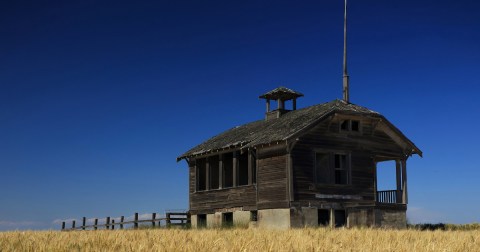 Visit These 10 Creepy Ghost Towns In Oregon At Your Own Risk
