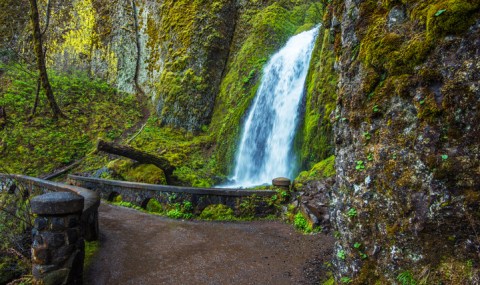 The Wahkeena Falls Loop Trail In Oregon Is A Winter Hike You Won't Want To Miss