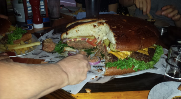 Home Of The 10-Pound Burger, Ford’s Garage In Florida Shouldn’t Be Passed Up