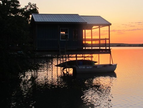Forget The Resorts, Rent This Charming Waterfront House on Lake Wabaunsee In Kansas Instead
