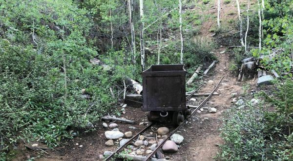 The Gorgeous 1.2-Mile Hike Through A Colorado Forest That Will Lead You Past An Abandoned Mine And Other Ruins