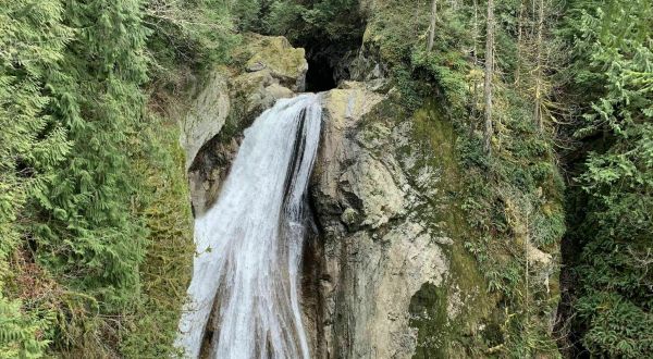 Escape To Twin Falls For A Beautiful Washington Nature Scene
