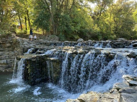 The Gorgeous 1.5-Mile Hike Along Texas' Prairie Creek That Will Lead You Past A Footbridge And Waterfall