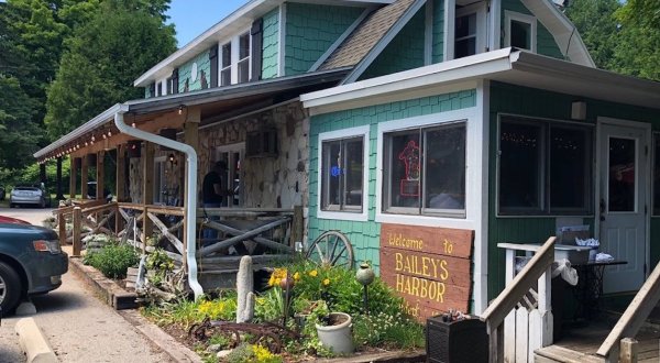 Locals Are Obsessed With Coyote Roadhouse, A Small-Town Wisconsin Restaurant With A Cult Following