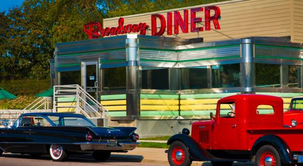 People Drive From All Over To Visit The Gorgeous Broadway Diner, A Fully Restored Vintage Diner From 1954
