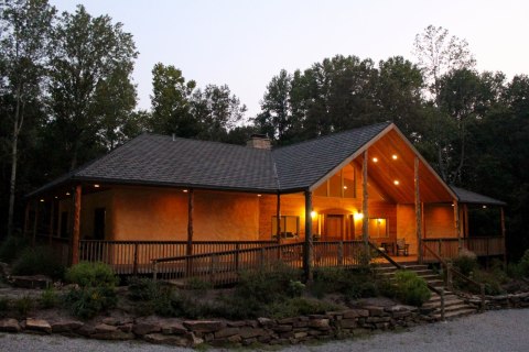 Book Your Stay At This Eco-Friendly Lodge Near A State Park In Illinois