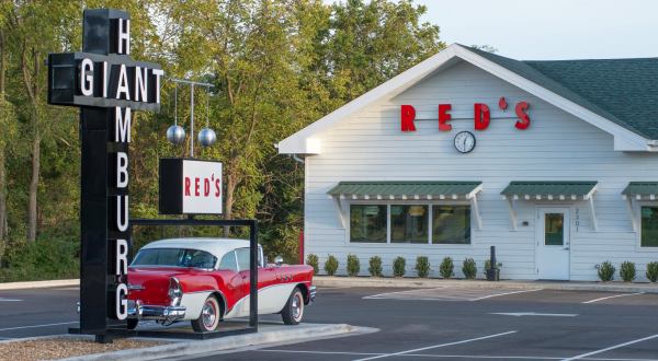 The Very First Drive-Thru Restaurant In Missouri Still Has Cars Lining Up Around The Corner