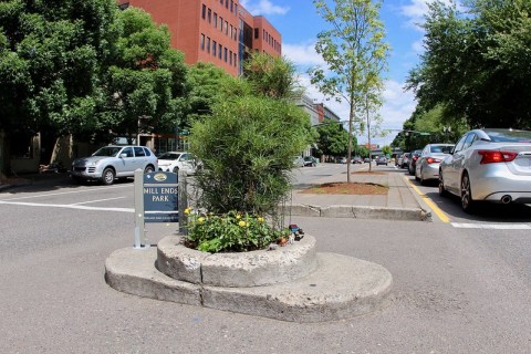 Mill Ends Park Is The World's Smallest Park And Naturally It's In Oregon