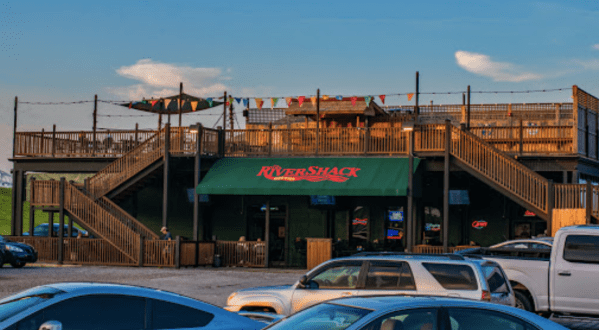 Burgers, Po’boys, and Waterfront Views Await You At The Rivershack Near New Orleans