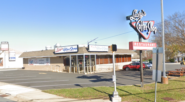 Lucky’s Coffee Shop Just Might Be The Coolest Retro Diner In Delaware