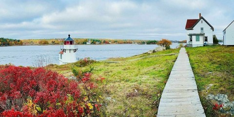 This Simple 1.4-Mile Hike In Maine Leads Directly To A Beautifully Quaint Light House