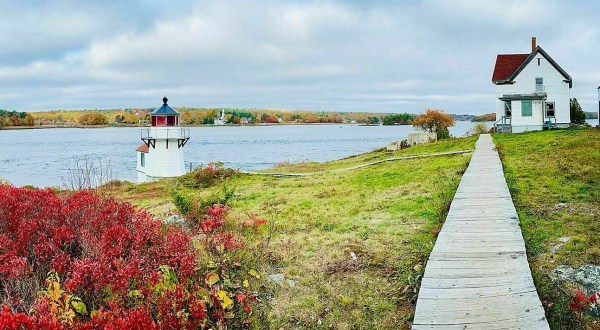 This Simple 1.4-Mile Hike In Maine Leads Directly To A Beautifully Quaint Light House