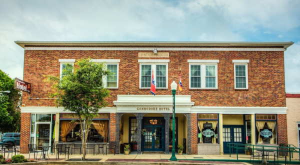 The Commodore Hotel & Music Cafe Is The Perfect Small Town Getaway In Tennessee