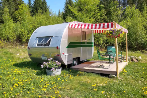 There's Nothing More Adorable Than An Overnight Woodsy Stay In This New Hampshire Vintage Camper