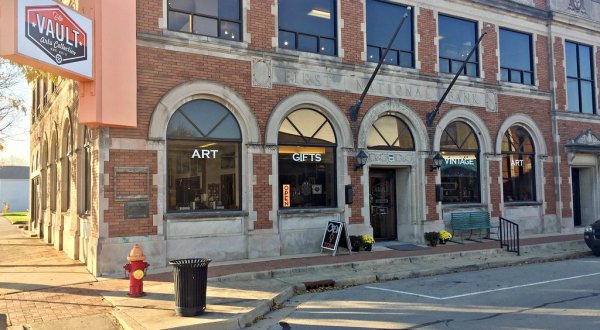 This Historic Bank Building Has Been Transformed Into An Impressive Art Gallery In Illinois