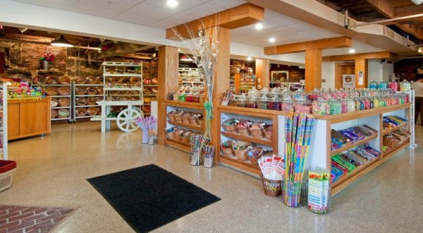 The Absolutely Whimsical Candy Store In New Hampshire, Lee’s Candy Kitchen Will Make You Feel Like A Kid Again