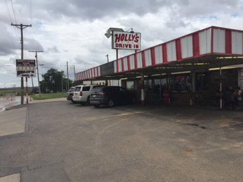 The Burgers And Shakes From This Middle-Of-Nowhere Texas Drive-In Are Worth The Trip
