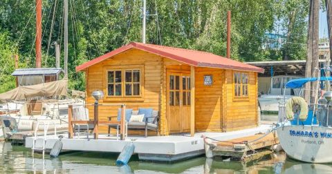 Spend The Night Floating On The Beautiful Columbia River At This Oregon Airbnb Houseboat