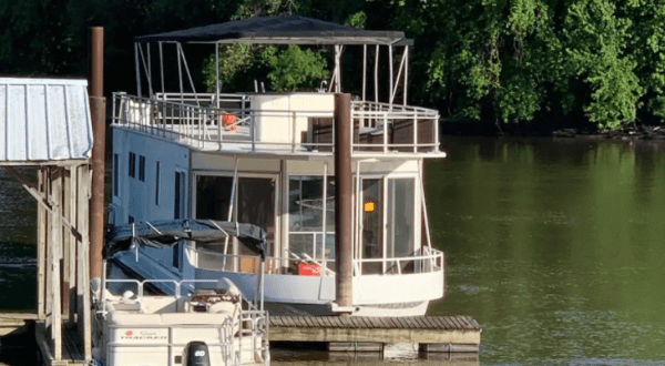 You Will Feel So Relaxed With A Stay On One Of These 3 Houseboats In Illinois