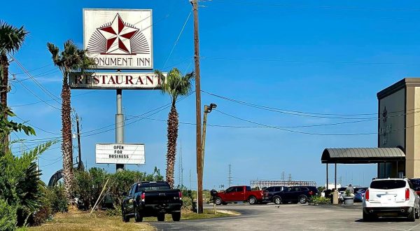 Drink In The Views And Eat Delicious Seafood At Monument Inn In Texas