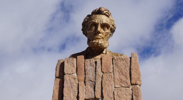 The Giant Head of Abraham Lincoln In Wyoming Just Might Be The Strangest Tourist Trap Yet